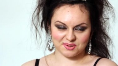 Şişman kadın sakız gözlüklerle poz