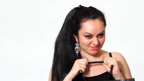 Chica de moda, hermosa mujer joven posando en el estudio en vestido negro con bolsa — Vídeos de Stock