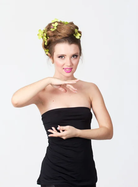 Femme avec des fleurs d'orchidée dans les cheveux — Photo