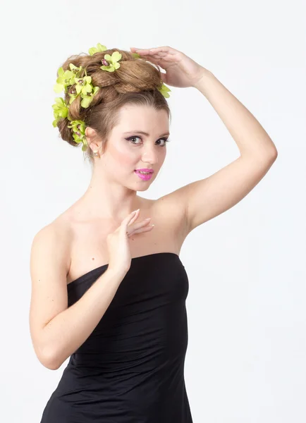 Bella donna con fiore di orchidea in capelli — Foto Stock