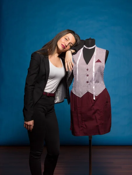 Mujer con maniquí, sobre azul —  Fotos de Stock