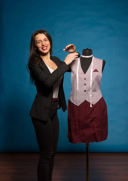 Mujer con maniquí, sobre azul —  Fotos de Stock