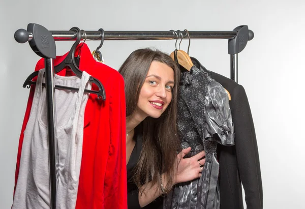 Brunette kijken naar spoor — Stockfoto