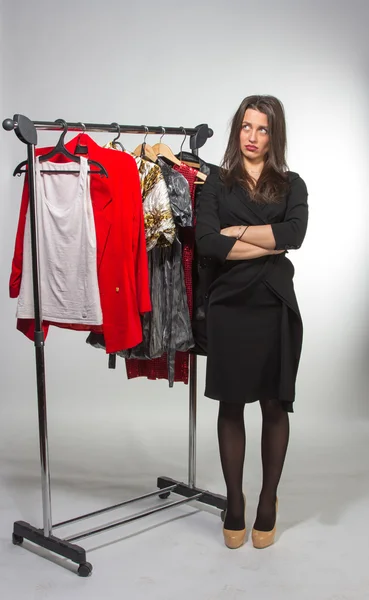 Brunette kijken naar spoor — Stockfoto