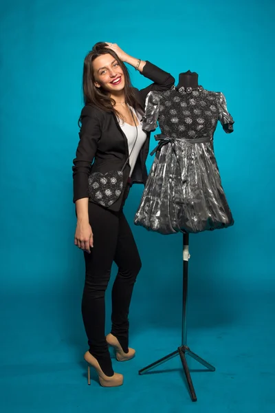 Mujer con maniquí, sobre azul —  Fotos de Stock