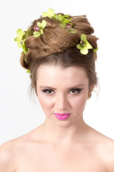 Hermosa mujer con flor de orquídea en el pelo posando — Foto de Stock