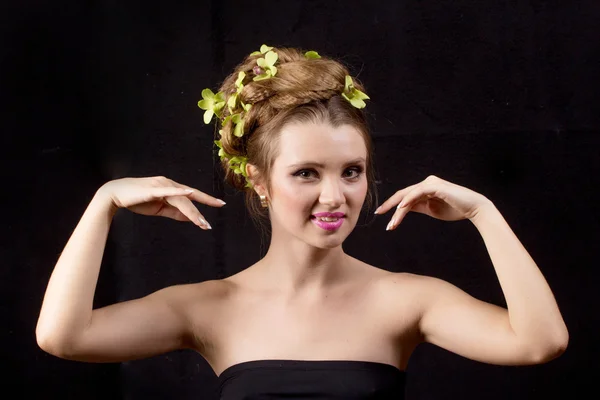 Mulher bonita com flor de orquídea no cabelo posando — Fotografia de Stock