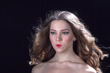 Kırmızı dudaklı kadın