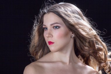 Kırmızı dudaklar portre kadınla