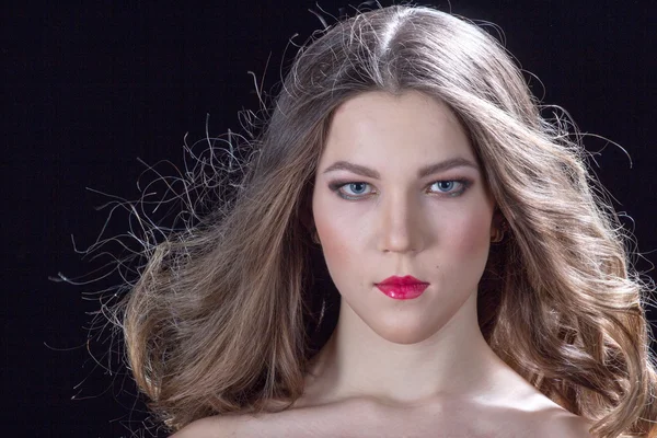 Femme avec des lèvres rouges portrait — Photo