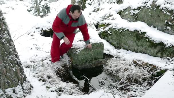 Man går på bergskog — Stockvideo