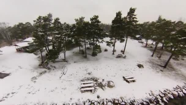 Überfliegen der schneebedeckten Insel — Stockvideo