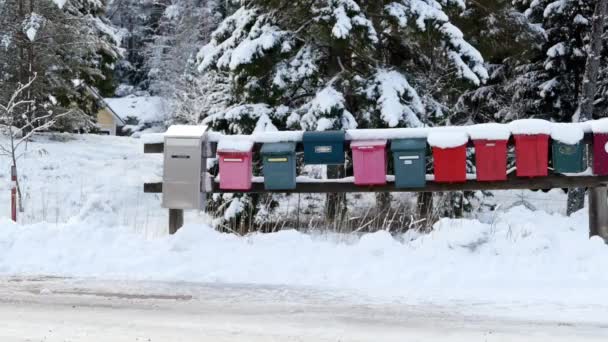 Una fila di caselle di posta in una comunità rurale . — Video Stock