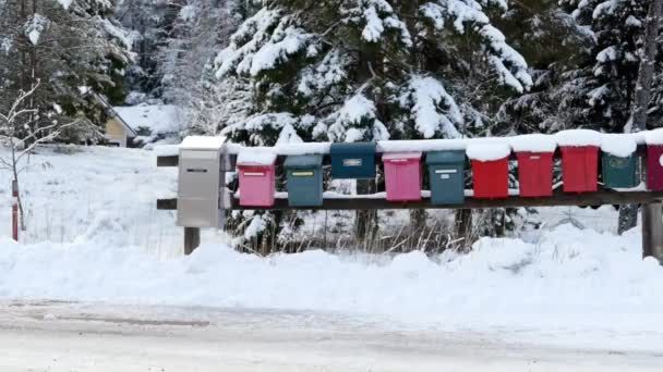 Une rangée de boîtes aux lettres dans une communauté rurale . — Video