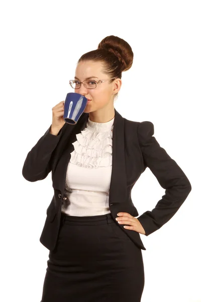 Porträt einer hübschen Frau, die mit blauer Teekanne trinkt — Stockfoto