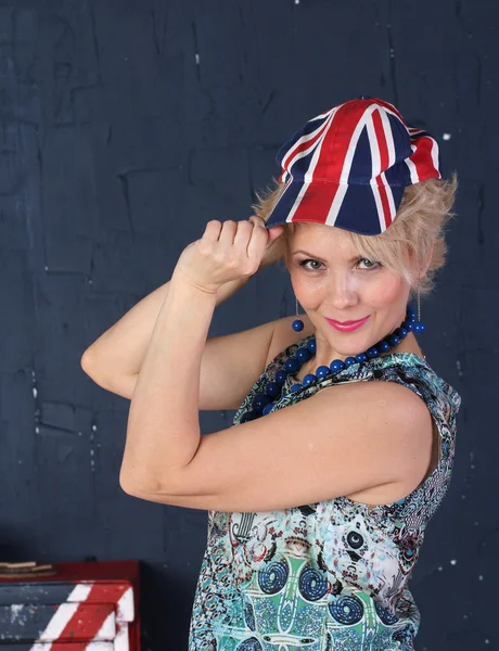 Erwachsene Frau mit Union Jack Mütze — Stockfoto