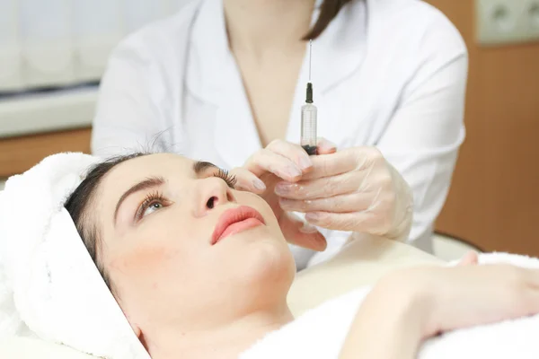 Vrouw met botox behandeling bij kliniek van de schoonheid — Stockfoto