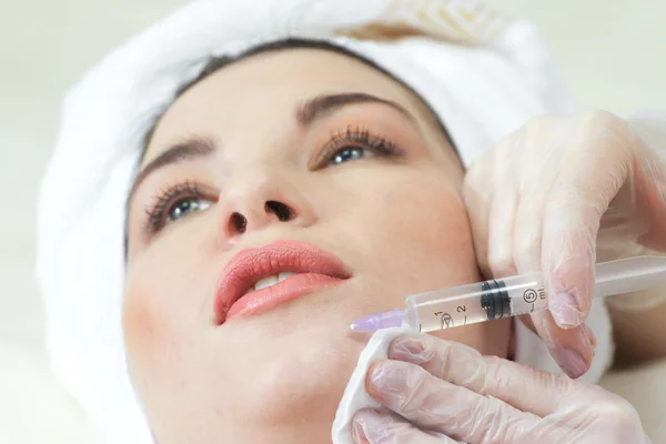 Vrouw met botox behandeling bij kliniek van de schoonheid — Stockfoto