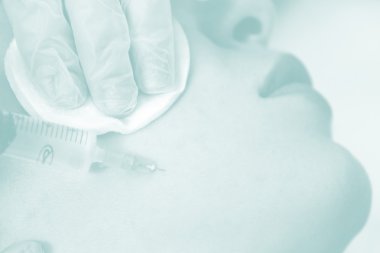 Botox tedavisi güzellik Kliniği'nde sahip bir kadın. Duoton