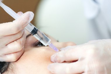 Botox tedavisi güzellik Kliniği'nde olan kadın