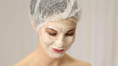 Rahat besleyici yüz maskesi temizlik derin bir kadınla