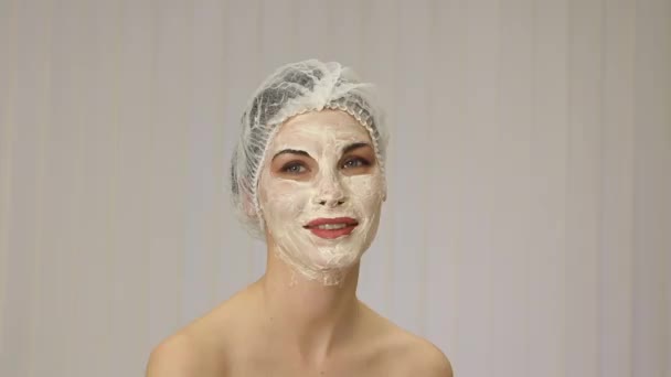 Entspannte Frau mit einer tief reinigenden, nährenden Gesichtsmaske — Stockvideo