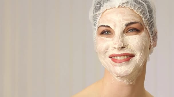 Femme détendue avec un masque nourrissant nettoyant en profondeur — Video