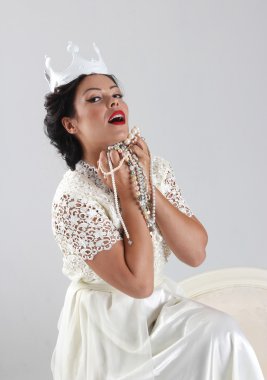 Taç tabaklanmış kadın portresi