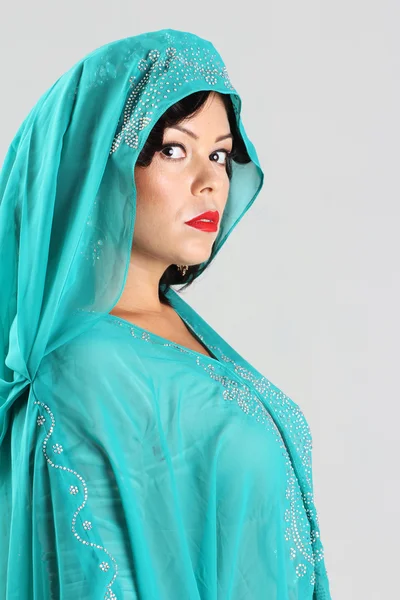 Femme adulte en robe arabe — Photo