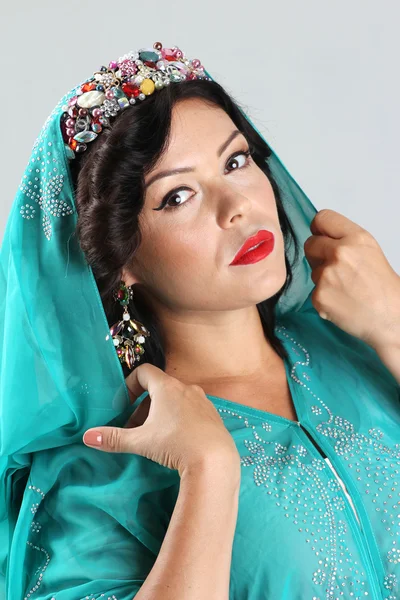 Взрослая женщина в арабском платье — стоковое фото