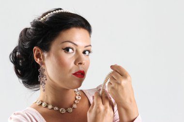 Yanık tenli Bayan inci ile