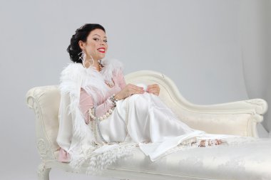 güzel bir kadın kanepe