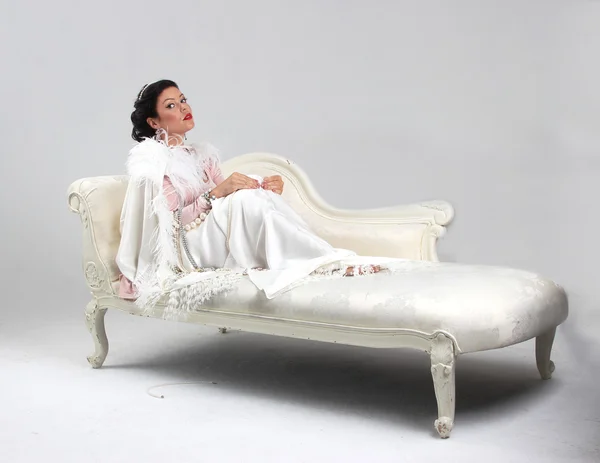 Kobieta dla dorosłych opalać na kanapie — Zdjęcie stockowe