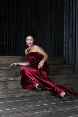 merdivenlerde oturan çekici esmer kadın