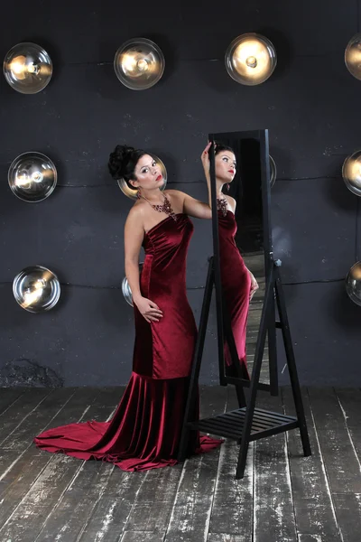 Lady in rood en magische spiegel — Stockfoto