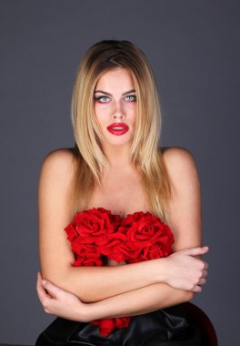 Sarışın kadın gül kaplı