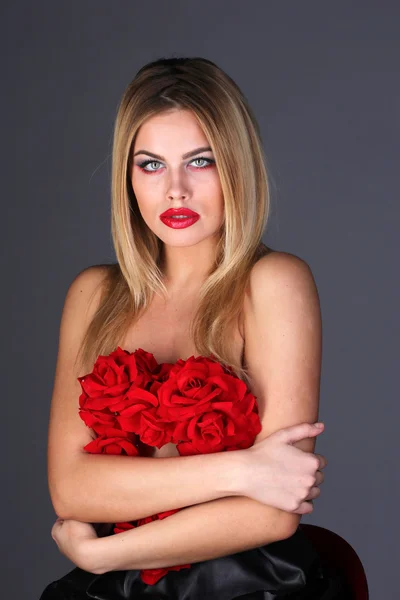 Mujer rubia cubierta de rosas — Foto de Stock