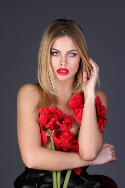 Blonde vrouw met bloemen — Stockfoto