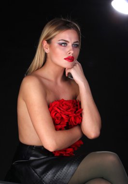 Çiçekli güzel sarışın kadın portresi