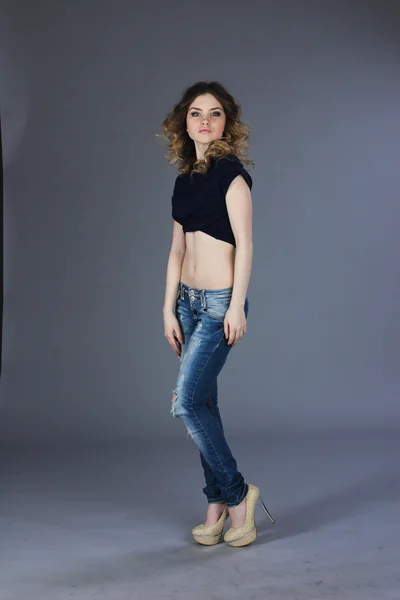 Flicka i trasiga jeans — Stockfoto
