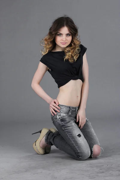 Dziewczyna w podarte dżinsy — Zdjęcie stockowe