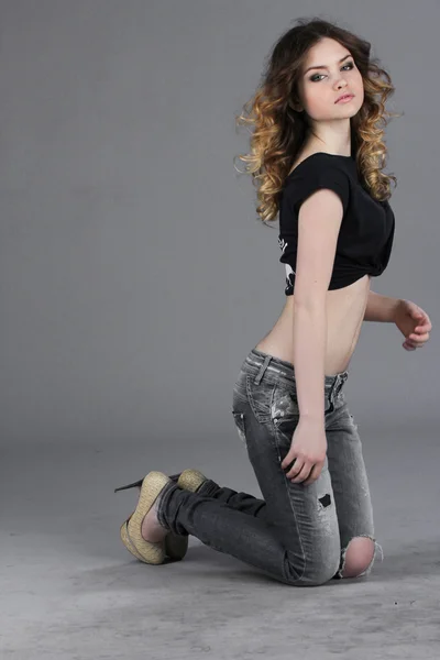 Flicka i trasiga jeans — Stockfoto