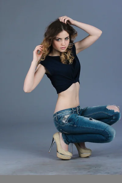 Menina em jeans rasgado — Fotografia de Stock