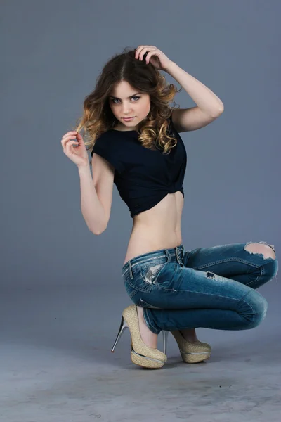 Flicka i trasiga jeans — Stockfoto