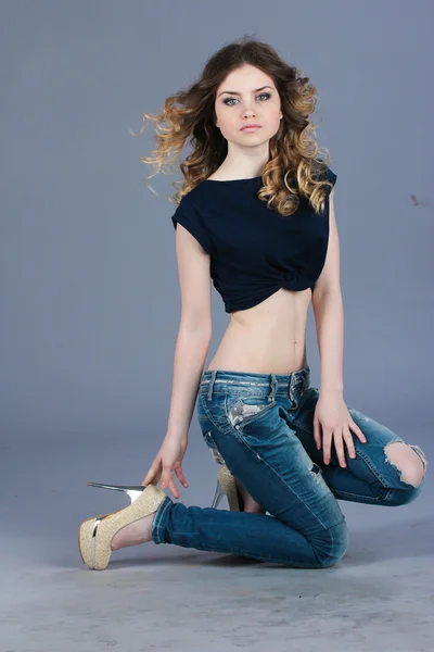 Dívka v roztrhané džíny — Stock fotografie