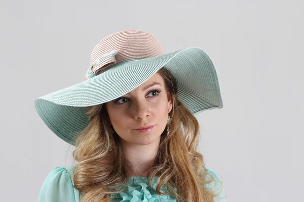 Fille blonde, portrait en chapeau turquoise — Photo