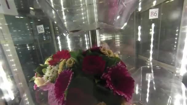 Assortimento di mazzi di fiori colorati sulla vetrina automatica nel mercato — Video Stock