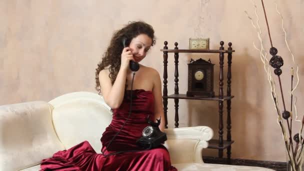 Kvinna i vintage rum poserar på soffa — Stockvideo