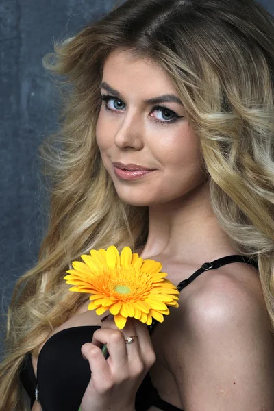 Schoonheid portret. Mooie vrouw met bloem. — Stockfoto