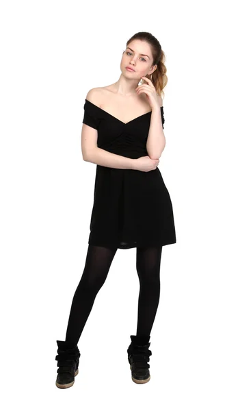 Jong meisje gekleed in casual zwarte jurk en zwarte sneakers — Stockfoto
